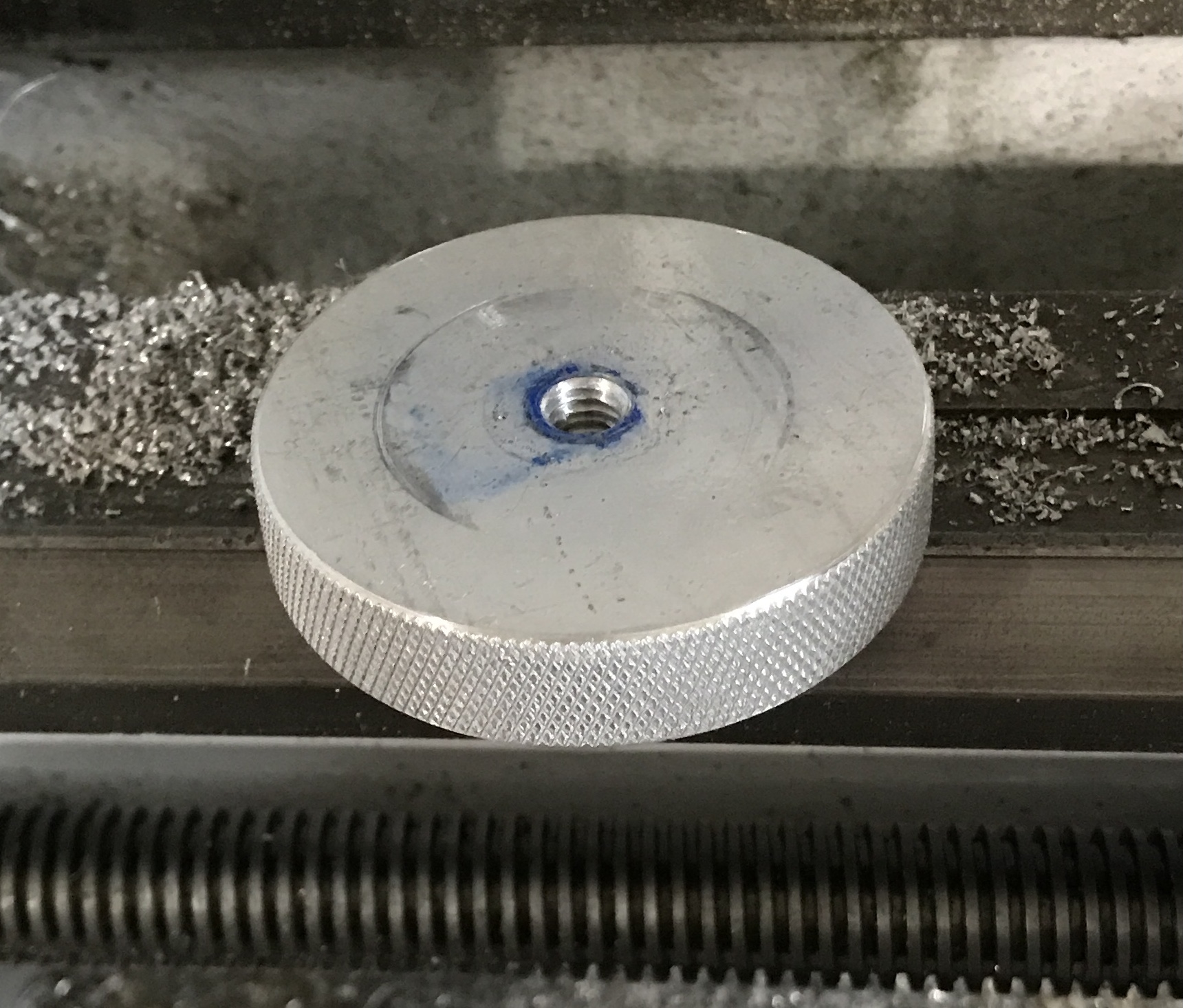 The knurled locking disk